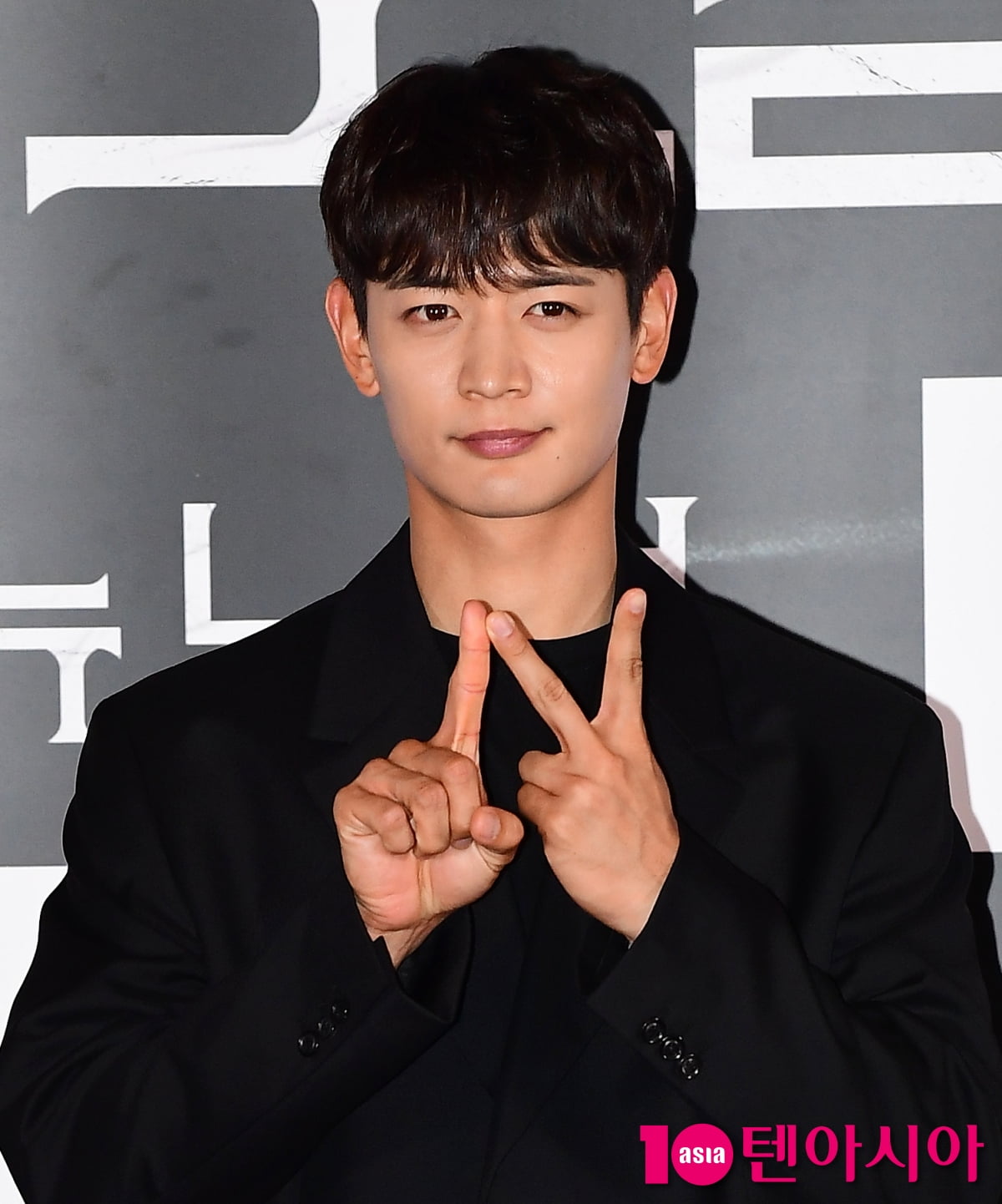 [TEN포토] 최민호 '짙은 이목구비'