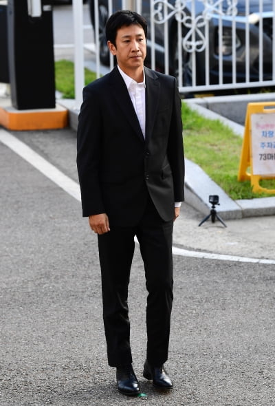 [TEN포토] '마약혐의' 이선균 '어두운 표정'