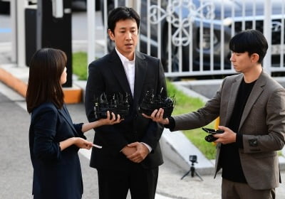 'Gangnam No. 1 Madame' A admits, “I received 300 million won in cash from Lee Sun-kyun”