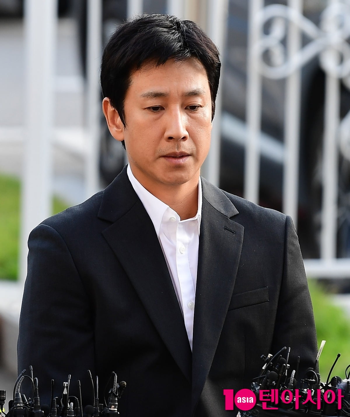 울먹인 이선균 "불미스러운 일 연루돼 죄송, 가족에 미안하다" 혐의 질문엔 '침묵'