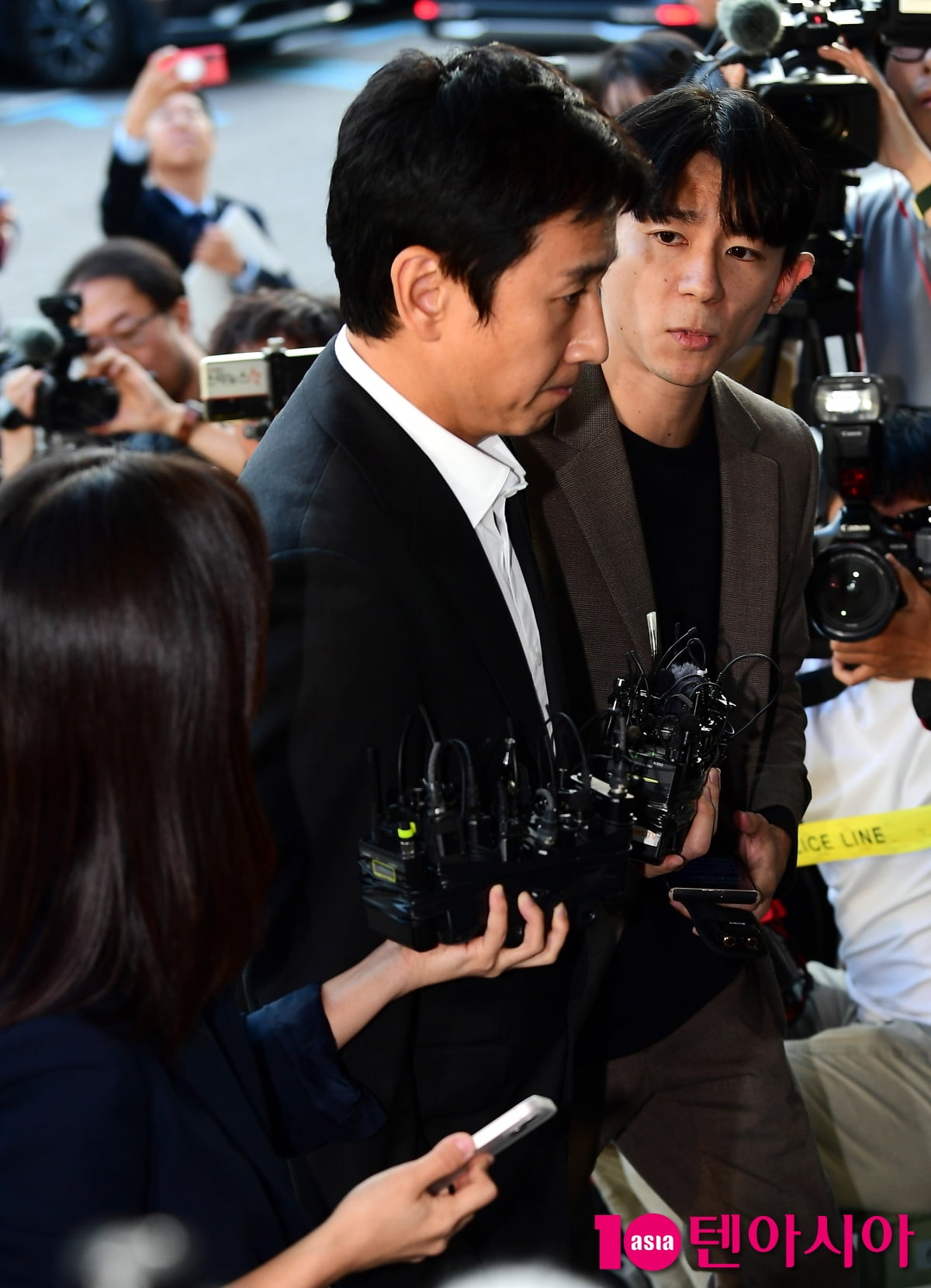 이선균, 경찰 조사 1시간 만에 귀가 "휴대폰 이미 제출, 실망감 드려 죄송하다"