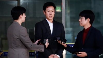 이선균, 경찰 조사 1시간 만에 귀가 "휴대폰 이미 제출, 실망감 드려 죄송하다"