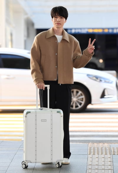 [TEN포토] 이동욱 '개구쟁이 포즈'