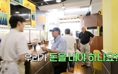 [종합] "돈 내야해?" 존박, 영수증 찢었다…공짜 취식 손님 "스페인 문화" 주장 ('백사장2')