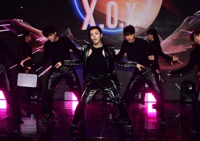 [TEN포토] 문종업 '타이틀곡 'X.O.X' 무대'