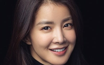 Lee Si-young donates again this year after 21 years