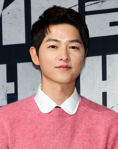 Song Joong-ki bursts into laughter, "I felt the dignity of a star"