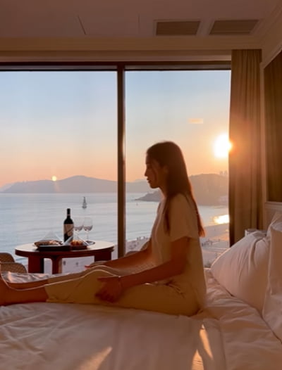 Seo Hayan, practicing yoga while watching the sunrise