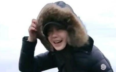 Lee Ji-hyun looks like she will be blown away by Jeju's strong winds