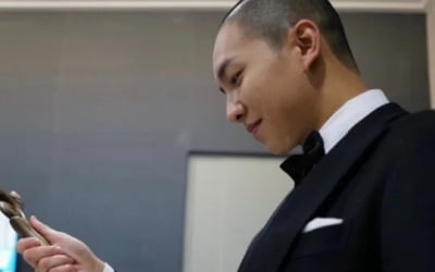 Lee Seung-gi, 'happy smile' while holding trophy