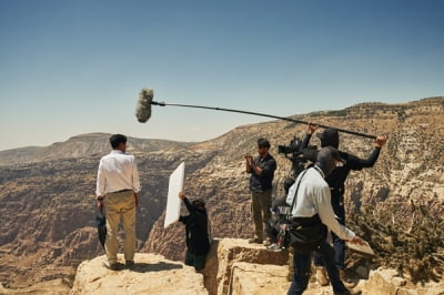 Hyun Bin, warm chemistry on location in Jordan amid pandemic
