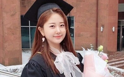 Da-ye Kim reveals a throwback college photo from “4 years ago”