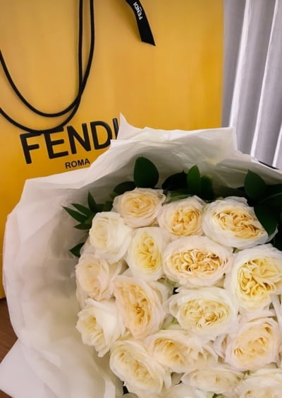 Song Hye-kyo, who received a bouquet from luxury brand F, returns to 20 years ago.