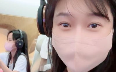 Hyeonyoung, traveling business class with her daughter