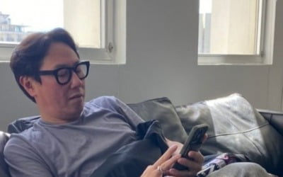 Yoon Jong-shin, sitting comfortably on the sofa, 'obsessed with cell phone'