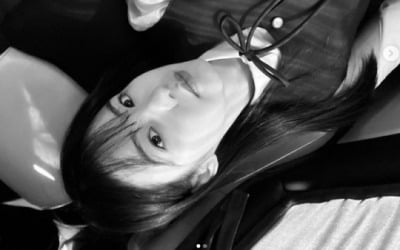 Shin Ye-eun looks cute and cool at the same time in school uniform