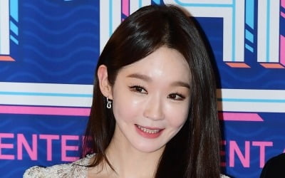 Kang Min-kyung ignites controversy over 'Park Bong recruitment announcement'