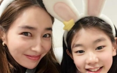 Lee Min-jung and Park So-yi take a photo wearing a rabbit headband