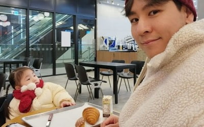 Yoon Nam-ki, a father who wears a couple look when on a cafe date with his daughter