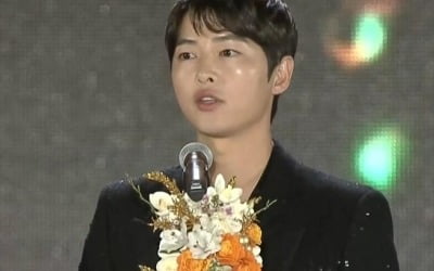 Song Joong-ki makes his first official appearance after 'admitting to being in a relationship'