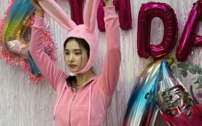 Shin Se-kyung reveals her 'cute beauty' charm while wearing a rabbit headband