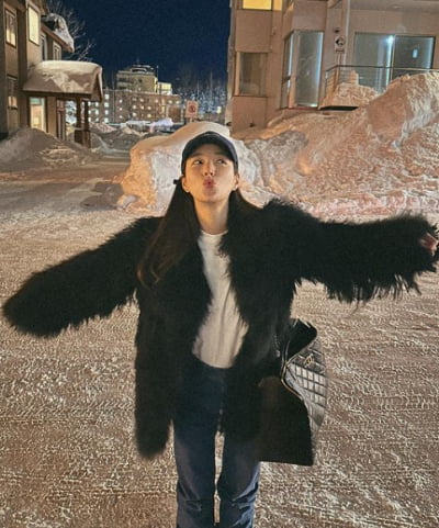 Ki Eun-se, 'lips' while holding a luxury C company bag as big as her upper body