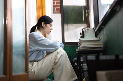 Eun-chae Jeong, a bodhisattva supporting civil service exam student Dong-hwi Lee