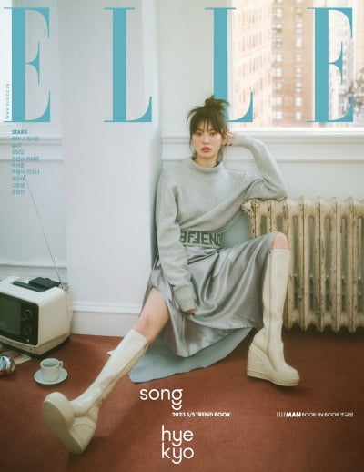Song Hye-kyo, revealing her back line and looking seductive