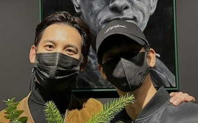 Kim Soo-hyun, 'loyalty' visits Park Ki-woong's solo exhibition holding a bouquet of flowers