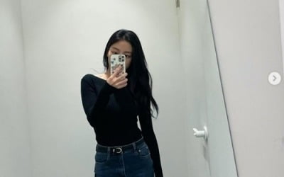 Kang Min-ah, black T-shirt and jeans fashion 'synonymous with innocence' completed