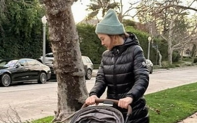 Park Eun-ji, worry about staying in LA for a moment and take a walk with her daughter