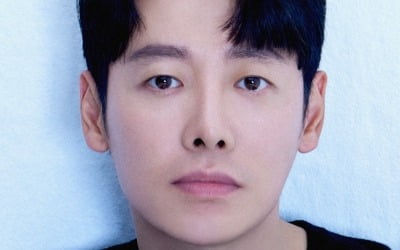 Kim Dong-wook renews contract with Keyeast for the third time