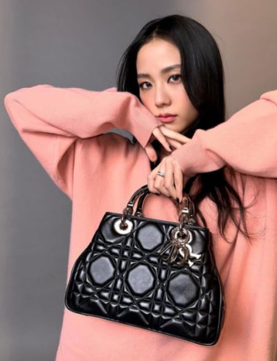 Today, it's not Chichu, it's Jisoo. Luxury beauty shown off with luxury goods.
