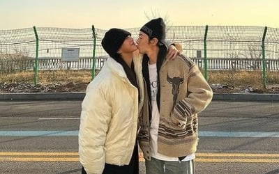Giant Pink kisses a younger businessman on the road