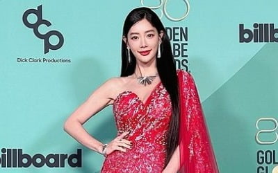 Clara makes a surprise appearance at the US Golden Globes after-party