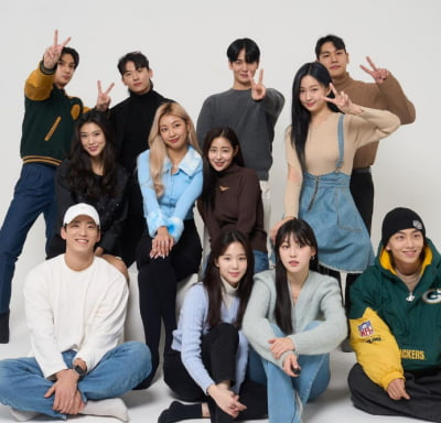 The center in the 'Solo Hell 2' group photo is Shin Seul-gi