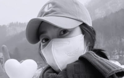 Song Hye-kyo, holding homemade heart eyes on a snowy field