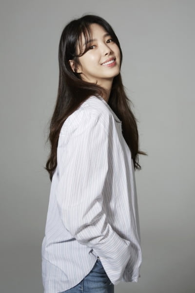 Uhm Hyun-kyung terminates her contract with her current agency.