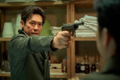 Sol Kyung-gu and Lee Ha-nui's fight scenes were cast while kneeling.