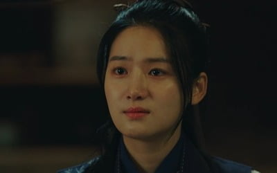 Park Joo-hyun lets down her long hair and shares a thrilling kiss with Kim Young-dae