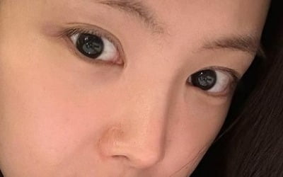 Na-eun Son without makeup, selfie in front of the mirror wearing a bra top