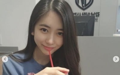 Park Min-ha, a prospective high school senior with a 'mature beauty'