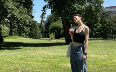Ahn Hee-yeon shows off her 'firm body' abroad