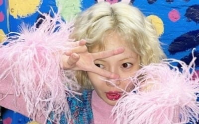 Hyuna, a bright update from America full of exotic charm