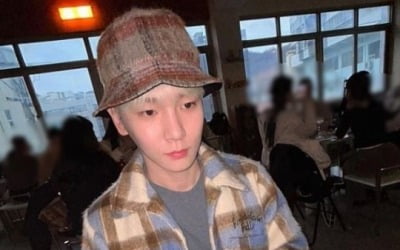 SHINee's Key, takes a picture with 'cilantro cake'