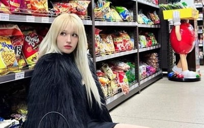 Jeon Somi flaunts luxury bags in front of supermarket shelves