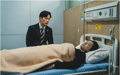 Kim Hyun-joo collapsed and was taken to the hospital