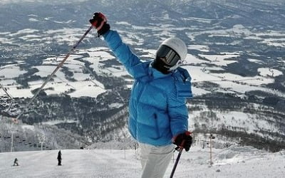 Shin Da-eun enjoys survival skiing at the top of a snow field in Japan
