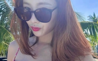 So Yi-hyeon, resort fashion complete with pink floral clothes