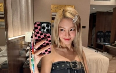 Girls' Generation's Hyoyeon shows off her 'lovely charm' while wearing a pin
